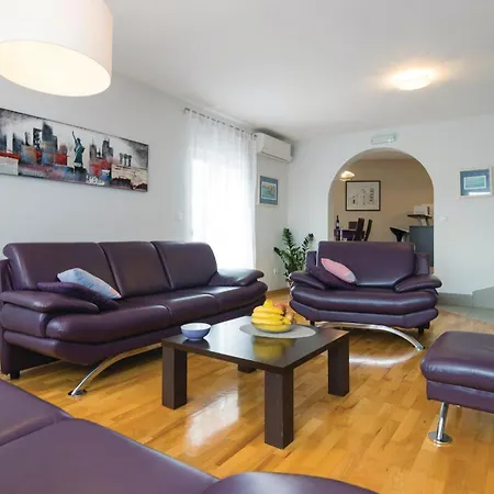 2 Bedroom Beautiful In Prázdninový dům *