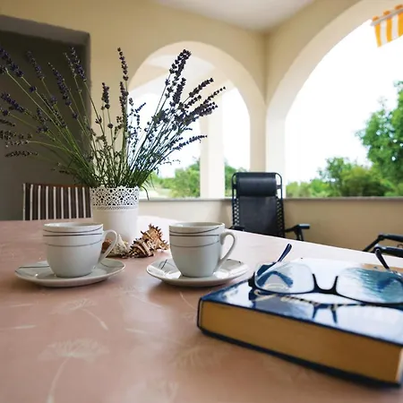 2 Bedroom Beautiful In Prázdninový dům *