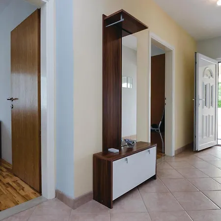 2 Bedroom Beautiful In Prázdninový dům