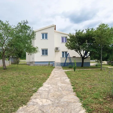 2 Bedroom Beautiful In Ferienhaus Kruševo
